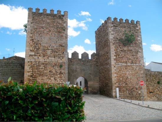 Magníficas torres, rodeando el principal acceso fortificado a la ciudad de Miranda do Douro (Portugal). Guiarte.com