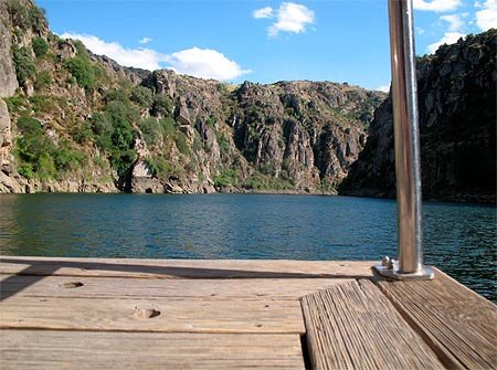 Una compañía ofrece habitualmente recorrido en barco por los Arribes del Duero. Imagen de guiarte.com