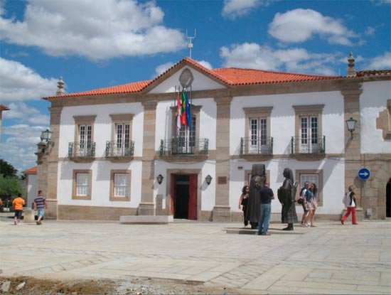 Edificio de la municipalidad de Miranda do Douro, en la plaza de João III. Imagen de guiarte.com