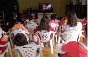Tardes de Cine, con los niños de la Asoc Rey Ordoño. guiarte.com