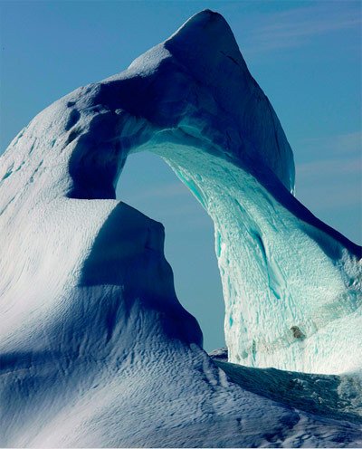 Un enorme iceberg de 36 metros de alto, en Kane Basin, Groenlandia. A estos agujeros los glaciólogos los llaman "Rothlisburger channels". Nick Cobbing / Greenpeace