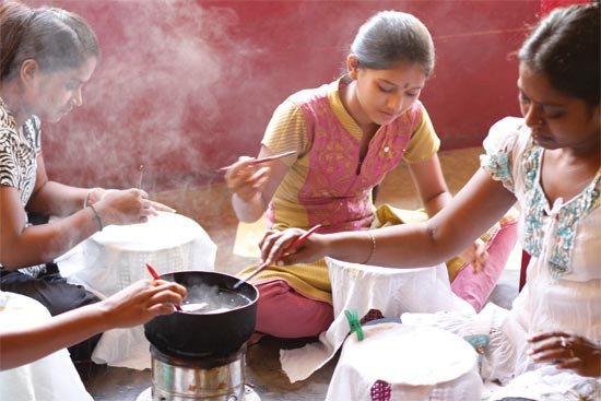 Mujeres trabajando en el Taller Colores de Calcuta