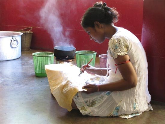 Una de las mujeres participantes del Taller Colores de Calcuta 