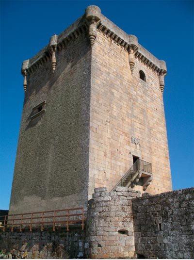 La poderosa torre del Homenaje se alza tras el cerco del recinto. Guiarte Copyright