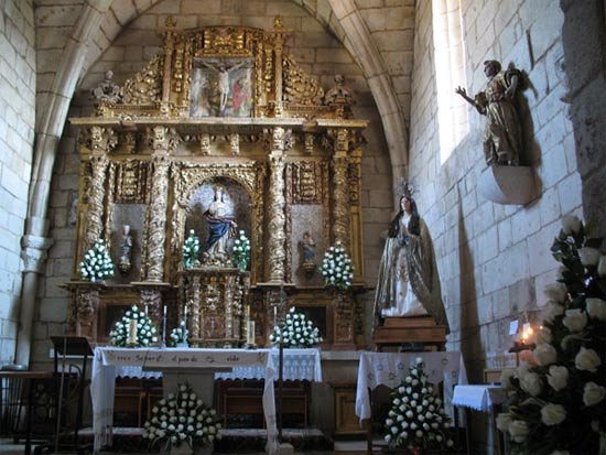 Altar mayor barroco, en el ábside, que se cubre con bóvedas de crucería. Guiarte Copyright