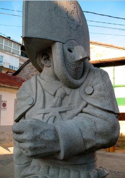 Una estatua refleja la típica figura de los cigarrones de Verín. Guiarte Copyright