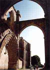 Pasado Hontanas, aparecen las ruinas del monasterio de San Antón. Foto guiarte Moreno Gallo.
