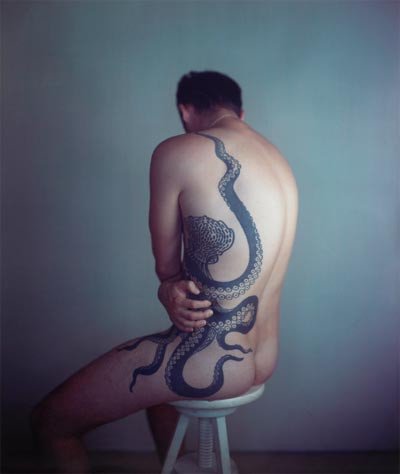 Man with Octopus Tattoo II, 2011. Richard Learoyd, courtesy McKee Gallery New York. En la muestra de la National Gallery.
