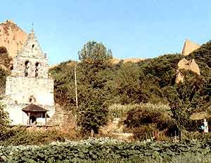El paisaje rural de Las Médulas, con su iglesia rústica y los picachos de los montes derruidos durante la dominación romana. Foto guiarte