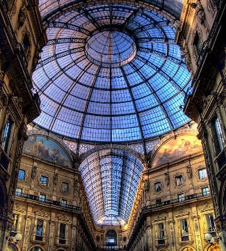 Vista de la gran cúpula abovedada de la Galleria Vittorio Emanuele II.