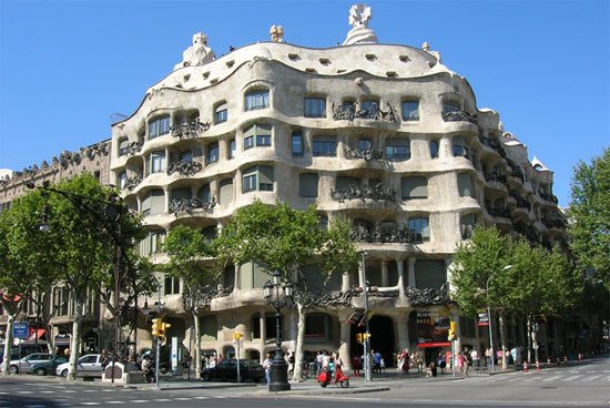 La Casa Milá, también conocida como La pedrera de Gaudí