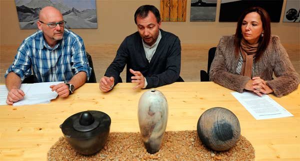 Giovanni Papi,  Luis Grau (museo de León)  y M. José Alvarez (Ayto de León) en la presentación de la muestra Sueños.