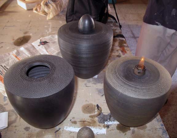 Piezas de cerámica negra en el taller del artista Giovanni Papi. guiarte.com