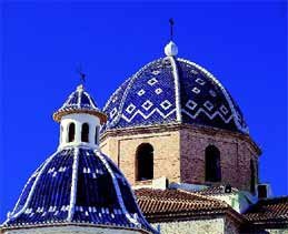 La cúpula del templo parroquial de Altea destaca sobre el conjunto de casas de la villa, con sus tonos azulados. Foto cedida por la Agencia Valenciana de Turismo