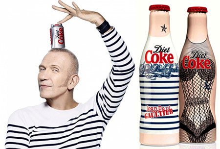 Las rayas marineras, junto al corsé, se han convertido en el sello de identidad de Gaultier. Foto de la campaña para Coca Cola Light (2012). 