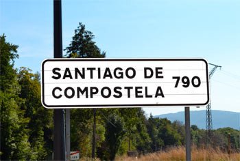 Indicador de distancia a Compostela, en el entorno de Roncesvalles. Imagen de Jose Holguera (grabadoyestampa.com) para guiarte.com