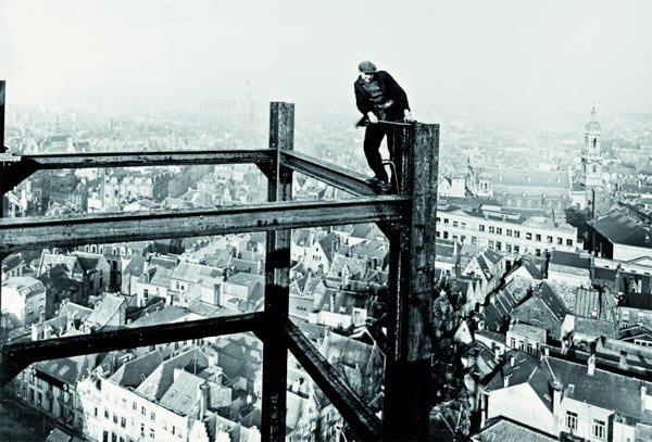  Obrero encima del andamio de la Boerentoren, Amberes (1929-1930). Arquitecto: Jan van Hoenacker. Fotografía, 1929-1930. KBC Groupe, Archives historiques, Erwin Donvil, Bruselas.