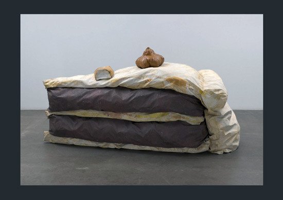 Claes Oldenburg. Tarta en el suelo (Floor Cake), 1962. Lienzo relleno de espuma de poliuretano y de cajas de cartón y pintura sintética
