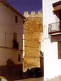 Entre las calle de la Villa asoma la torre del homenaje del viejo castillo de Requena. Foto guiarte.