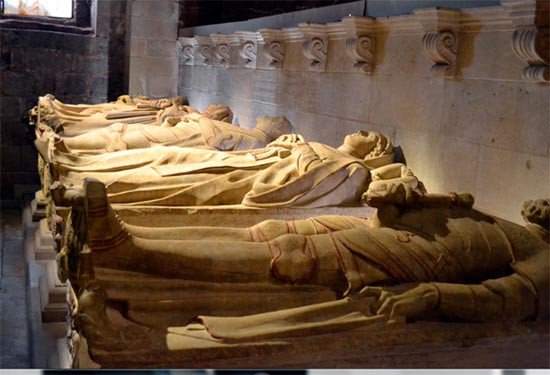 Estatuas yacentes renacentistas en los sepulcros de los reyes del medievo. Imagen de José Holguera (www.grabadoyestampa.com) para guiarte.com.