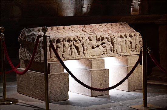 La tapa del sepulcro de doña Blanca de Navarra, una joya románica. Imagen de José Holguera (www.grabadoyestampa.com) para guiarte.com.