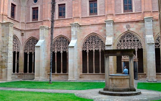 En el claustro del monasterio de Santa María la Real destacan sus magníficas tracerías. Imagen de José Holguera (www.grabadoyestampa.com) para guiarte.com.
