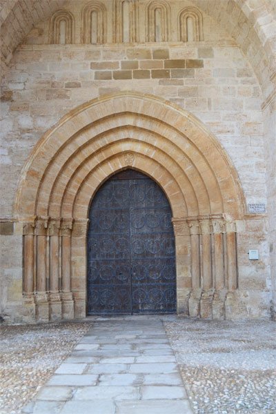 Portada oeste del monasterio de Irache.  Imagen de José Holguera (www.grabadoyestampa.com), para guiarte.com