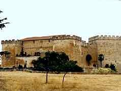 El castillo, junto al caserío de Villanueva. Foto guiarte.Copyright