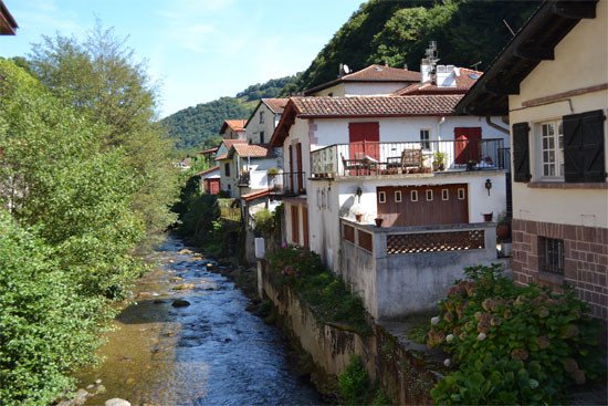Arnéguy. El río Nive, fluye por el fondo del valle.Imagen de José Holguera. guiarte.com