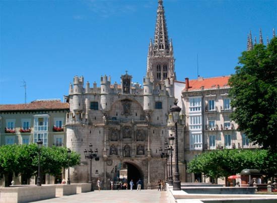 El arco triunfal y la torre, en Burgos, símbolos del poder civil y religioso en la ciudad. Copyright Beatriz Alvarez Sánchez, guiarte.