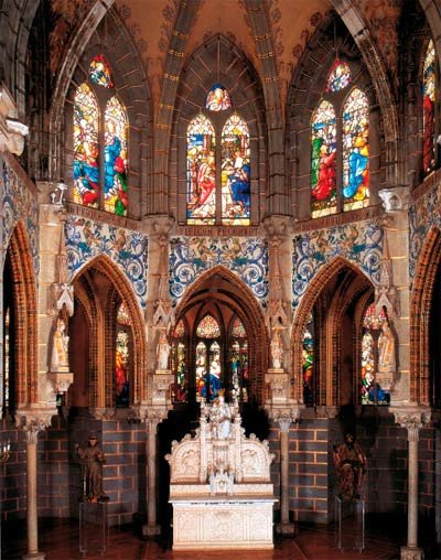 La belleza de los edificios religiosos reafirma el mensaje de la iglesia. Capilla del palacio Episcopal creado por Gaudí en Astorga. Copyright Beatriz Alvarez Sánchez, guiarte.