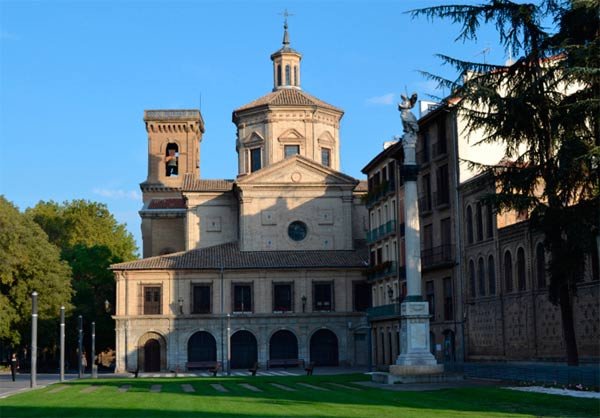 La iglesia de San Lorenzo, y en primer término el monumento de la Inmaculada.