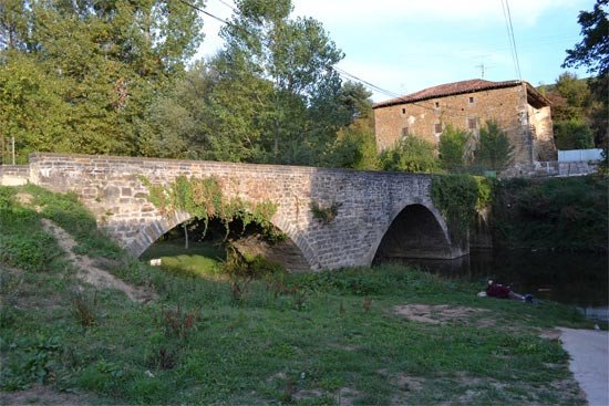 Puente medieval, de los Bandidos, en Larrasoaña. Imagen de Jose Holguera (http://www.grabadoyestampa.com/) para guiarte.com.