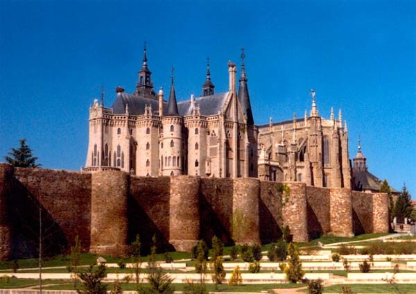 Murallas romanas, catedral gótica y barroca, palacio de Gaudí... un extraordinario conjunto monumental en Astorga