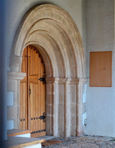 Portada románica de la iglesia de Viscarret. Imagen de José Holguera (http://www.grabadoyestampa.com/) para guiarte.com