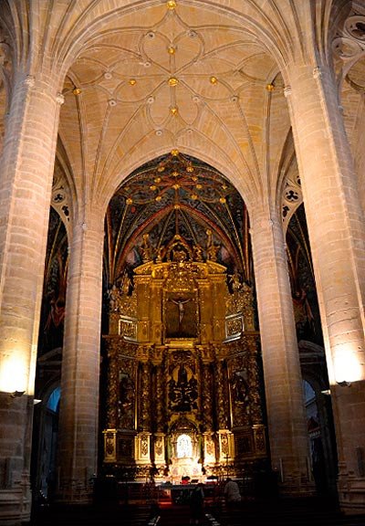 Interior de la catedral de Logroño, con el retablo barroco en la cabecera.