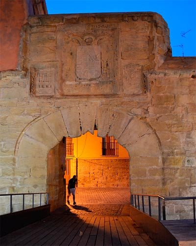 La puerta de Carlos V. Sobre el vano aparece el escudo imperial.