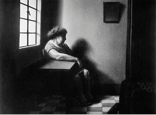 Oscar Muñoz Mujer en ventana  1976-1981 Lápiz carbón sobre papel 130 cm x 100 cm c/u