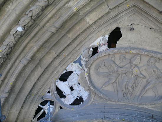 Trabajos de la Fundación del Patrimonio Histórico en la fachada occidental de la catedral de Ávila
