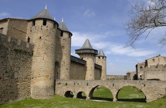Castillo de los Condes y murallas de la ciudad de Carcasona. Turismo de Francia