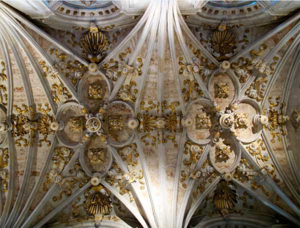 El parador de San Marcos de León, es el edificio más emblemático de la Cadena. Es un Palacio Convento que albergó la sede de la Orden de Santiago. En la imagen, techumbre de la sacristía de la iglesia