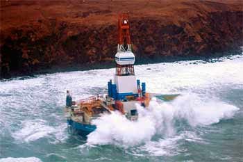 La plataforma Kulluk, de Shell, encallada ante las costas de Alaska. Imagen de Greenpeece.