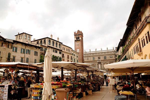 La Piazza delle Erbe, en Verona, muy cerca de la casa de Julieta. guiarte.com