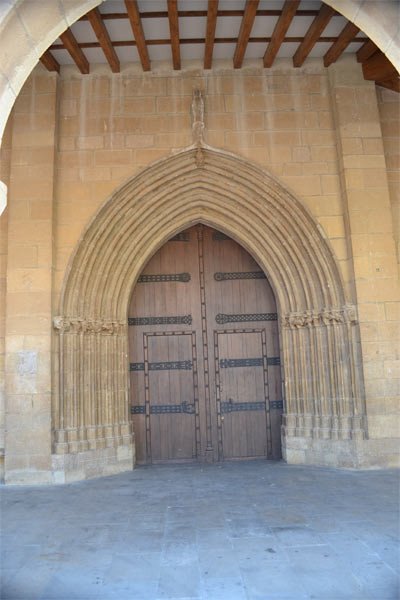 Portada gótica, del siglo XIV, en la iglesia de Obanos