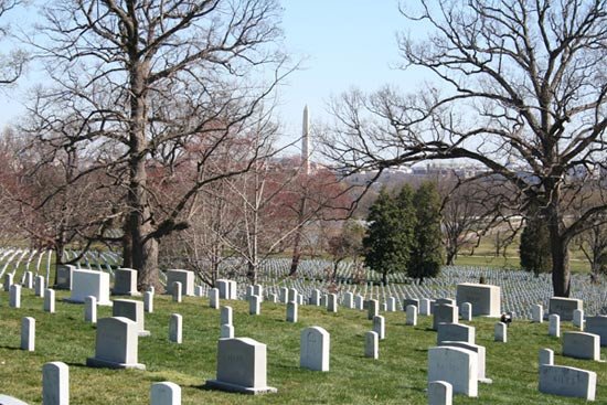 Las tumbas de Arlington&#8230; y al fondo el obelisco que recuerda al presidente Washington. Imagen de Guiarte.com.