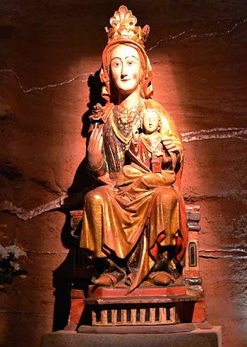Virgen de la Rosa, imagen gótica, del siglo XV, en el Panteón de Reyes de Nájera. guiarte.com