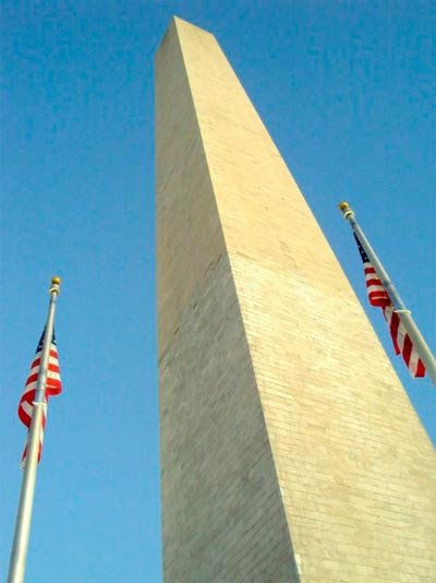 En el obelisco se aprecian las dos tonalidades de mármol empleado. Imagen de Guiarte.com.