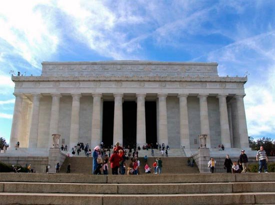 Fachada del monumento a Lincoln. Imagen de Guiarte.com.
