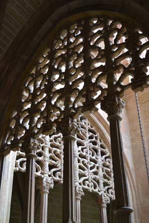 Las extraordinarias filigranas de los ventanales del claustro del monasterio de Santa María la Real. guiarte.com 