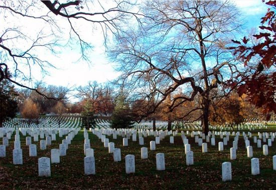 Arlington: un espectacular espacio de tumbas blancas, en la orilla del Potomac. Imagen de Guiarte.com.